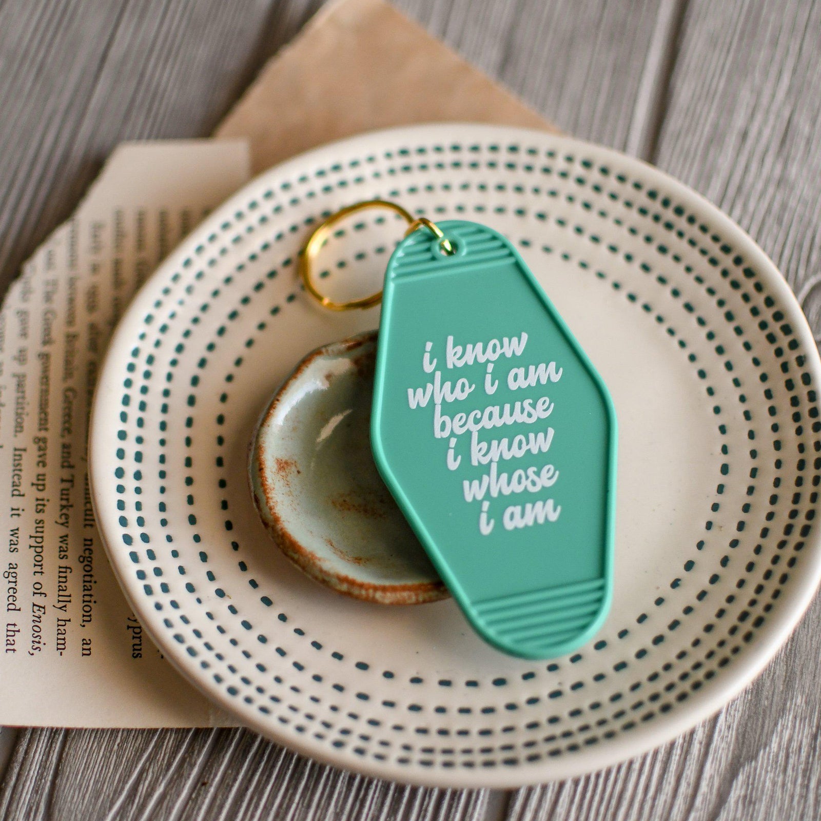 I Know Who I Am Retro Keychain - Pink Salt Riot